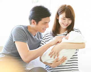 子どもを抱く親子の写真