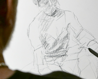 デッサンする人の写真